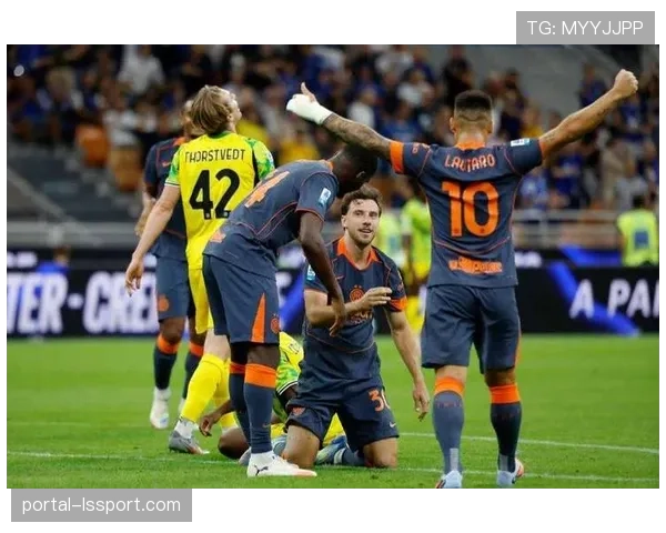 伤停补时，萨索洛门将出击至对方禁区头球攻门，险造奇迹。